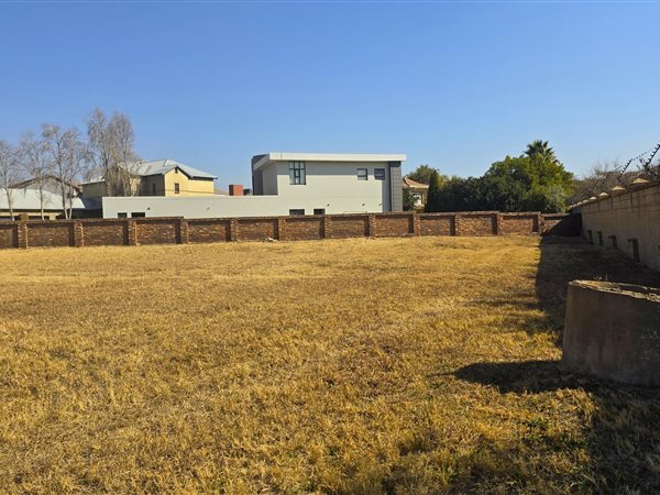 1 050 m² Land