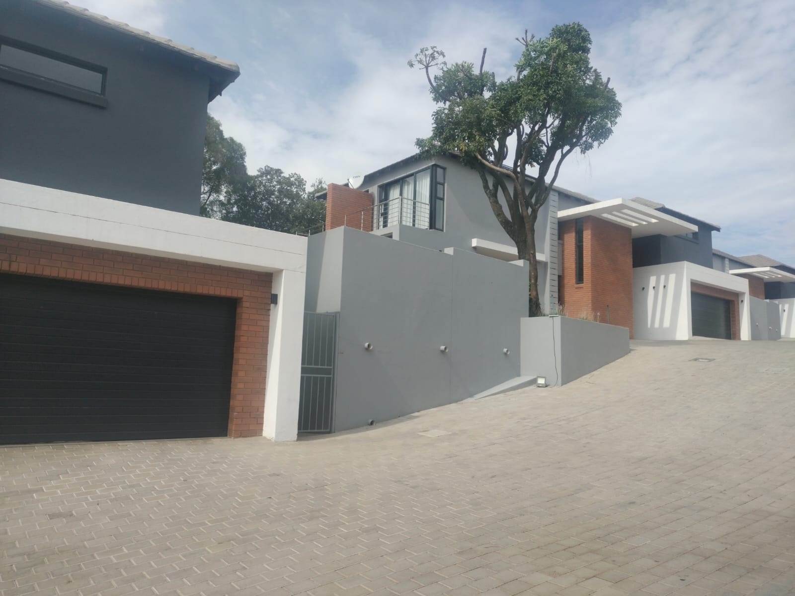4 Bed House in Waterkloof Ridge photo number 19