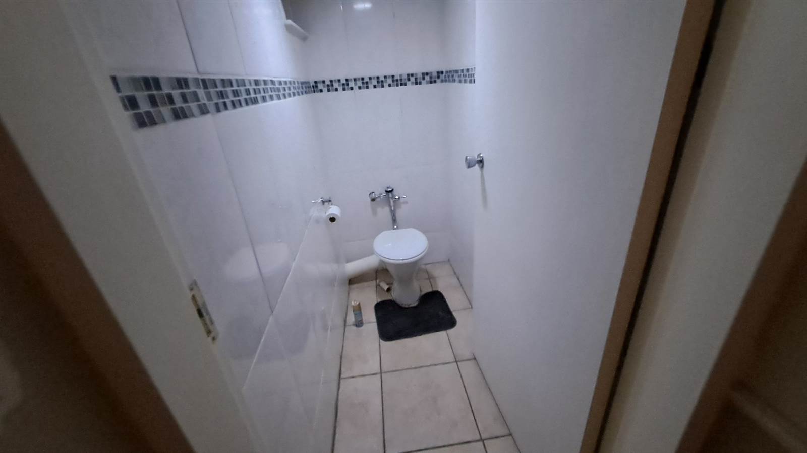 2 Bed Apartment in Bloemfontein photo number 10