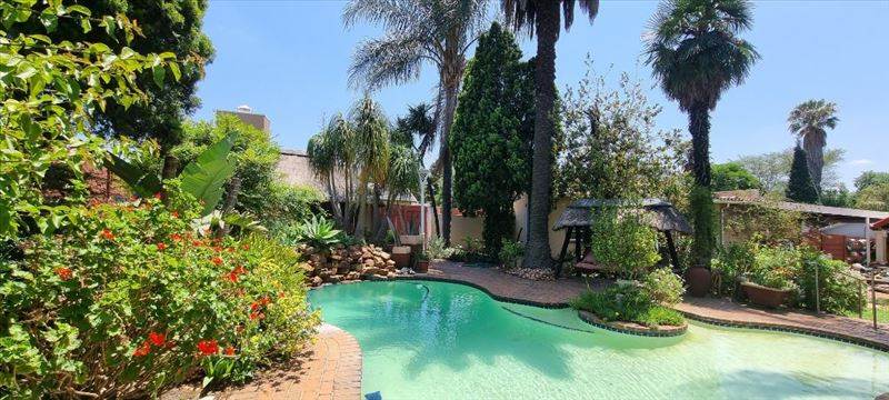 4 Bed House in Glen Marais photo number 9