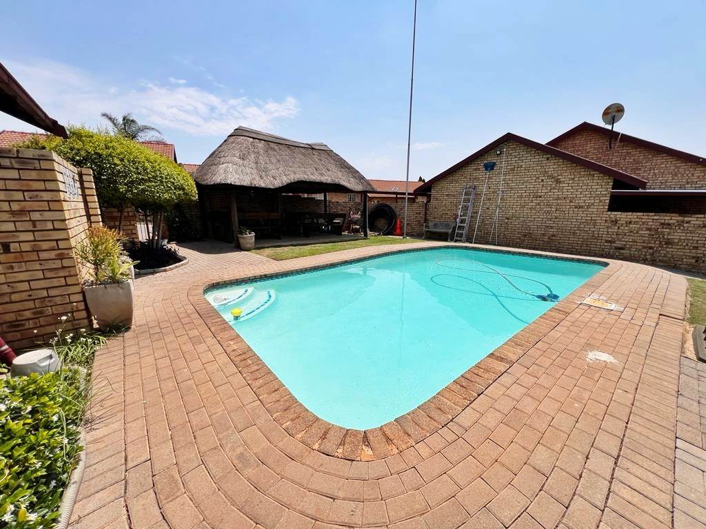 2 Bed Townhouse in Highveld photo number 26