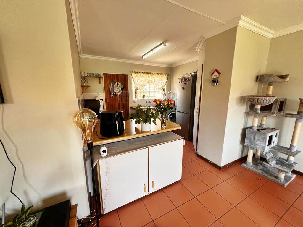 2 Bed Townhouse in Highveld photo number 16