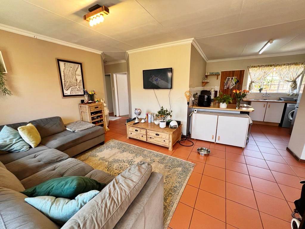 2 Bed Townhouse in Highveld photo number 4