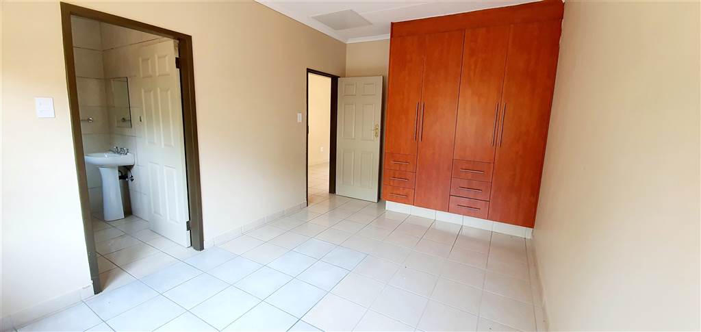 1 Bed Townhouse in Louis Trichardt photo number 4