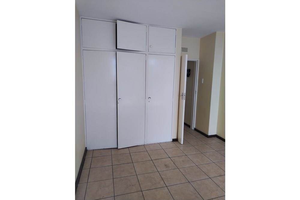 2 Bed Apartment in Rosettenville photo number 12