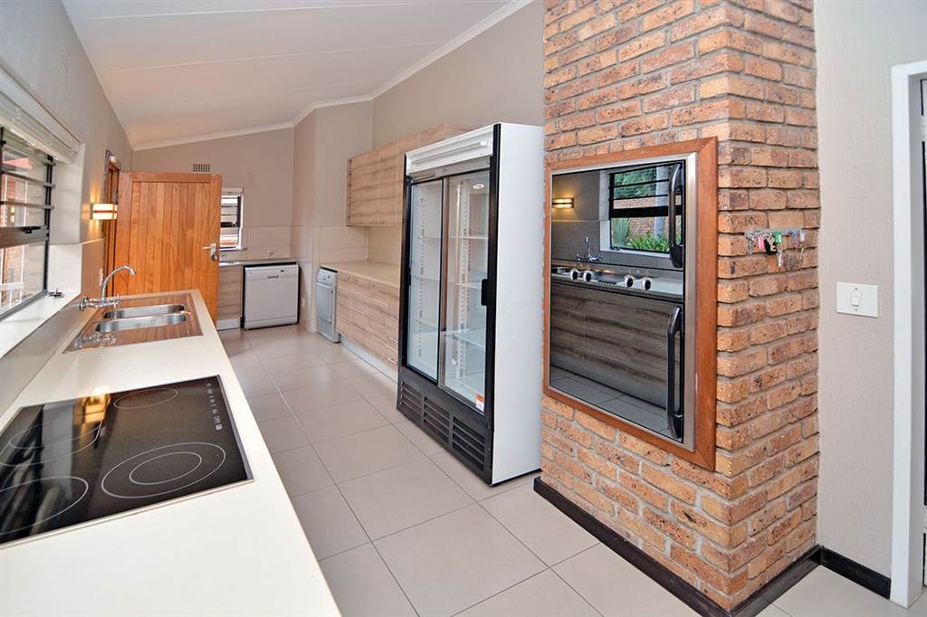 4 Bed House in Bedfordview photo number 18