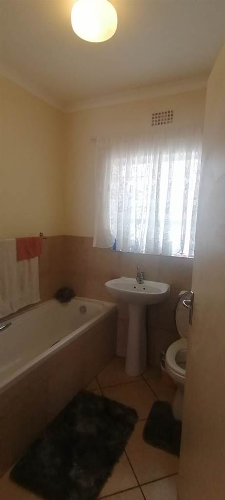 2 Bed Townhouse in Roodepoort Central photo number 20