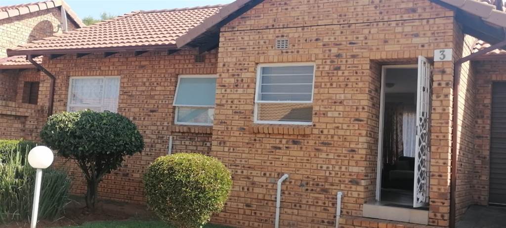 2 Bed Townhouse in Roodepoort Central photo number 19