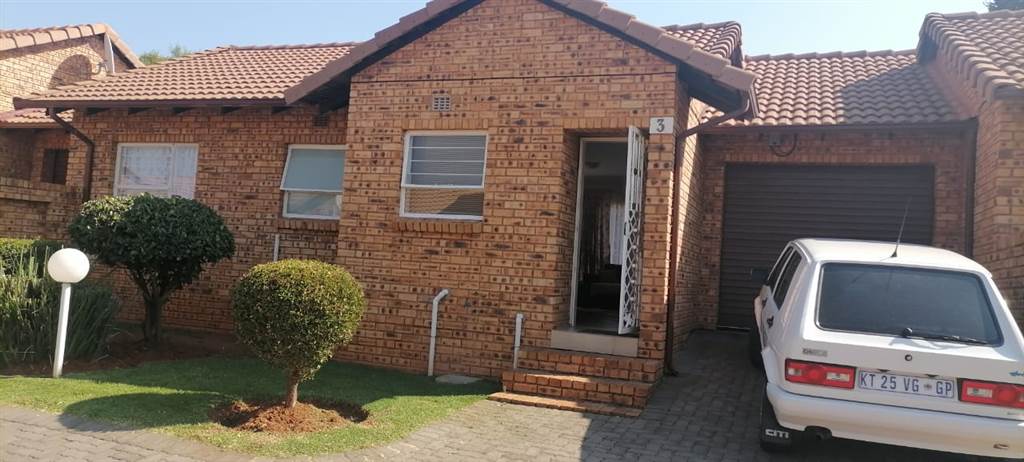 2 Bed Townhouse in Roodepoort Central photo number 9