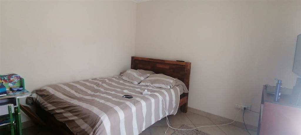 2 Bed Townhouse in Roodepoort Central photo number 1