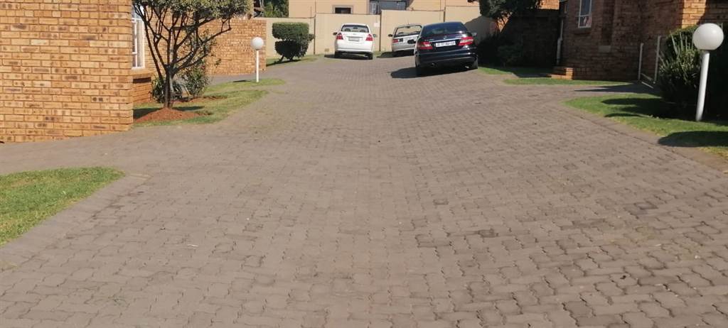 2 Bed Townhouse in Roodepoort Central photo number 18