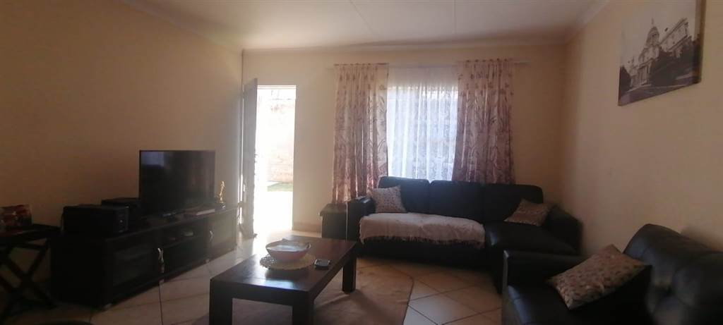 2 Bed Townhouse in Roodepoort Central photo number 12