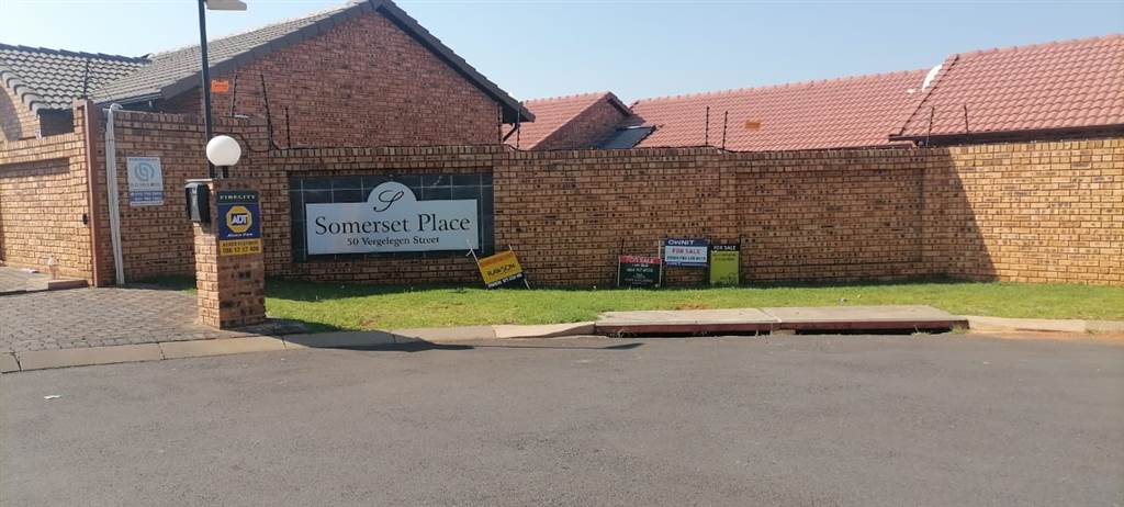 2 Bed Townhouse in Roodepoort Central photo number 10