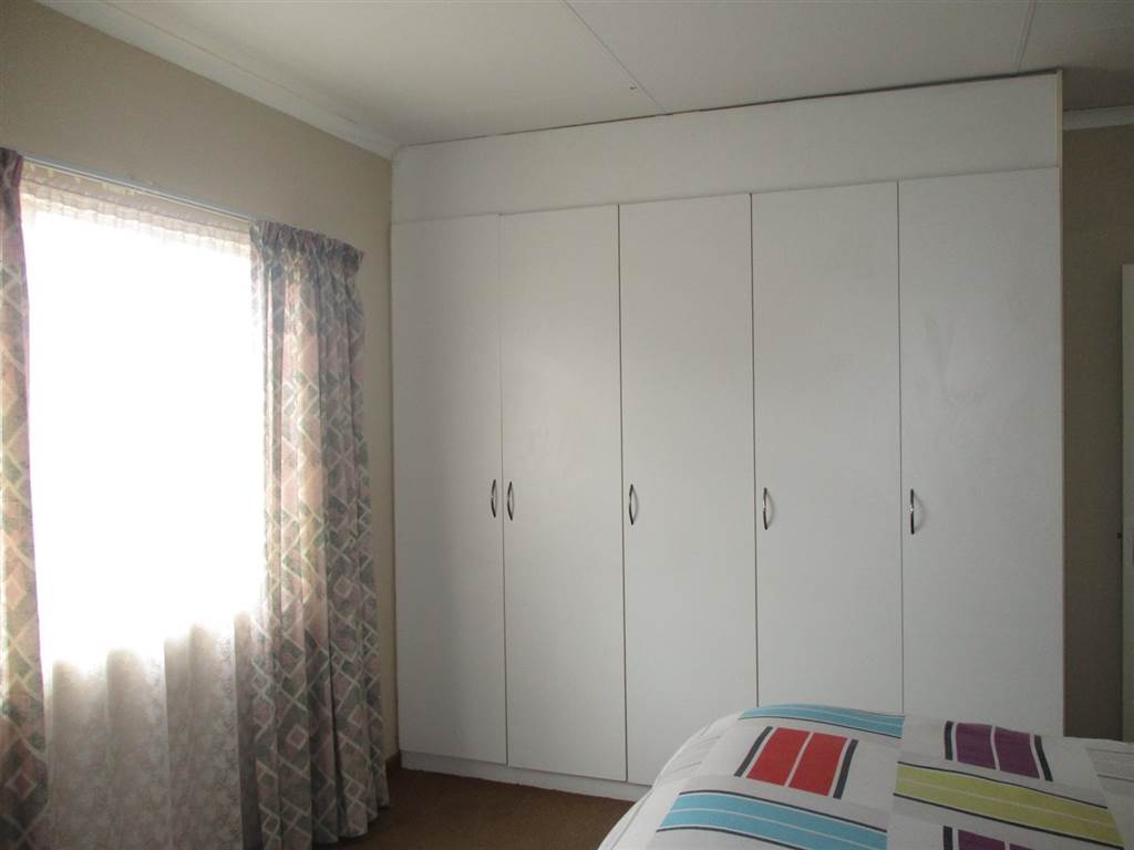 2 Bed Townhouse in Lydenburg photo number 8