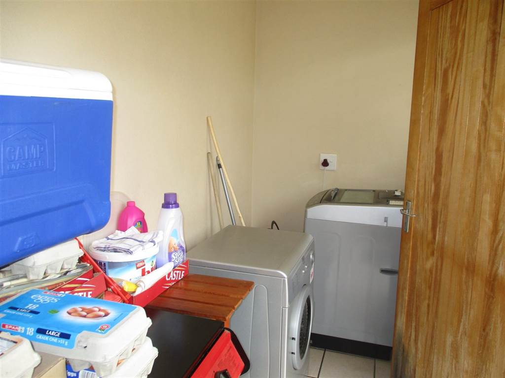 2 Bed Townhouse in Lydenburg photo number 3