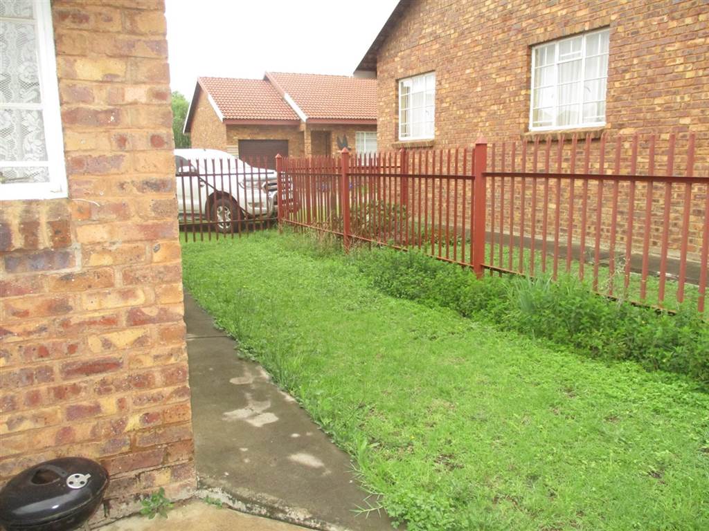 2 Bed Townhouse in Lydenburg photo number 15