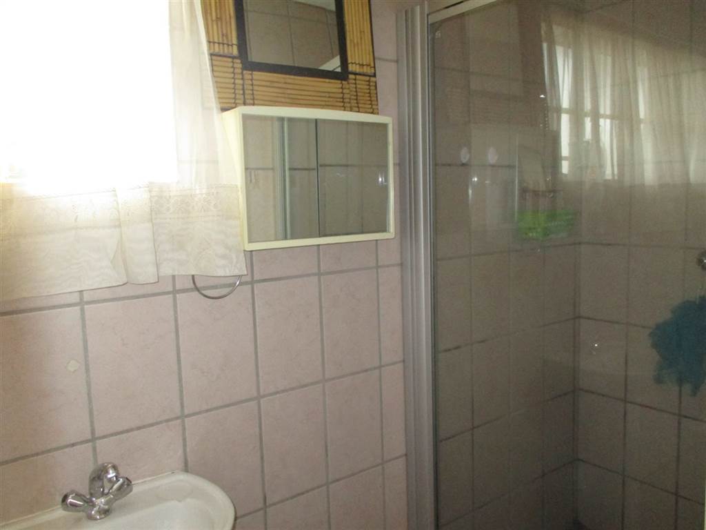 2 Bed Townhouse in Lydenburg photo number 12