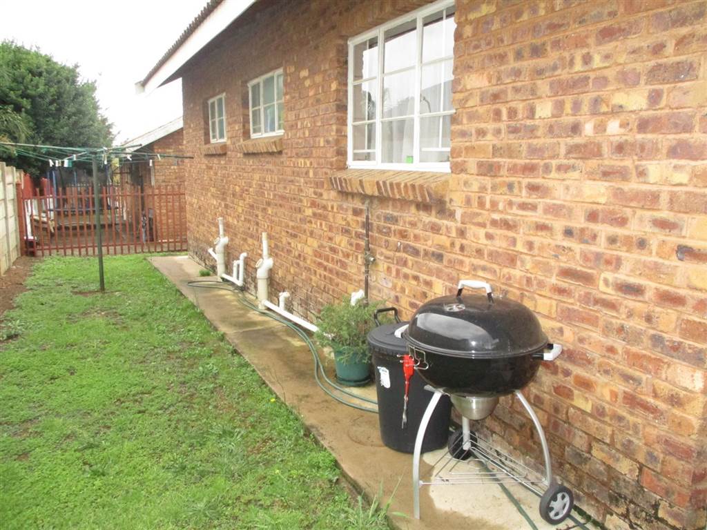 2 Bed Townhouse in Lydenburg photo number 14