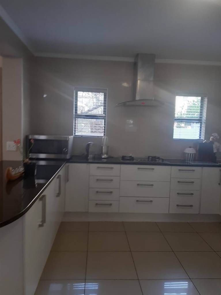 4 Bed House in Edenvale photo number 6
