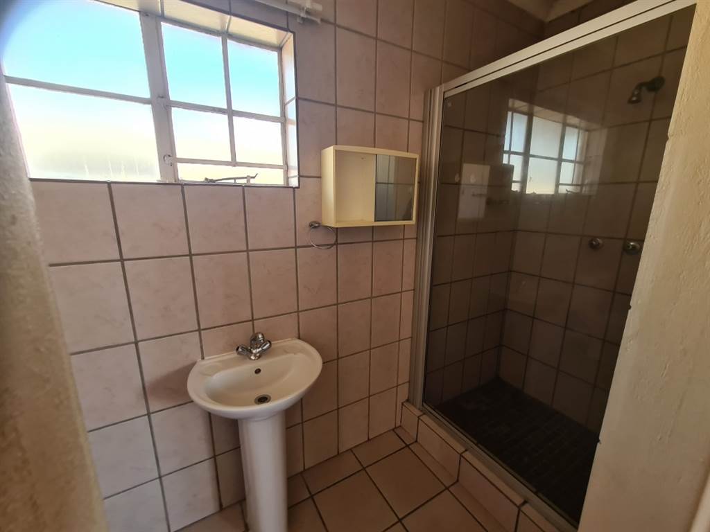 2 Bed Townhouse in Lydenburg photo number 12