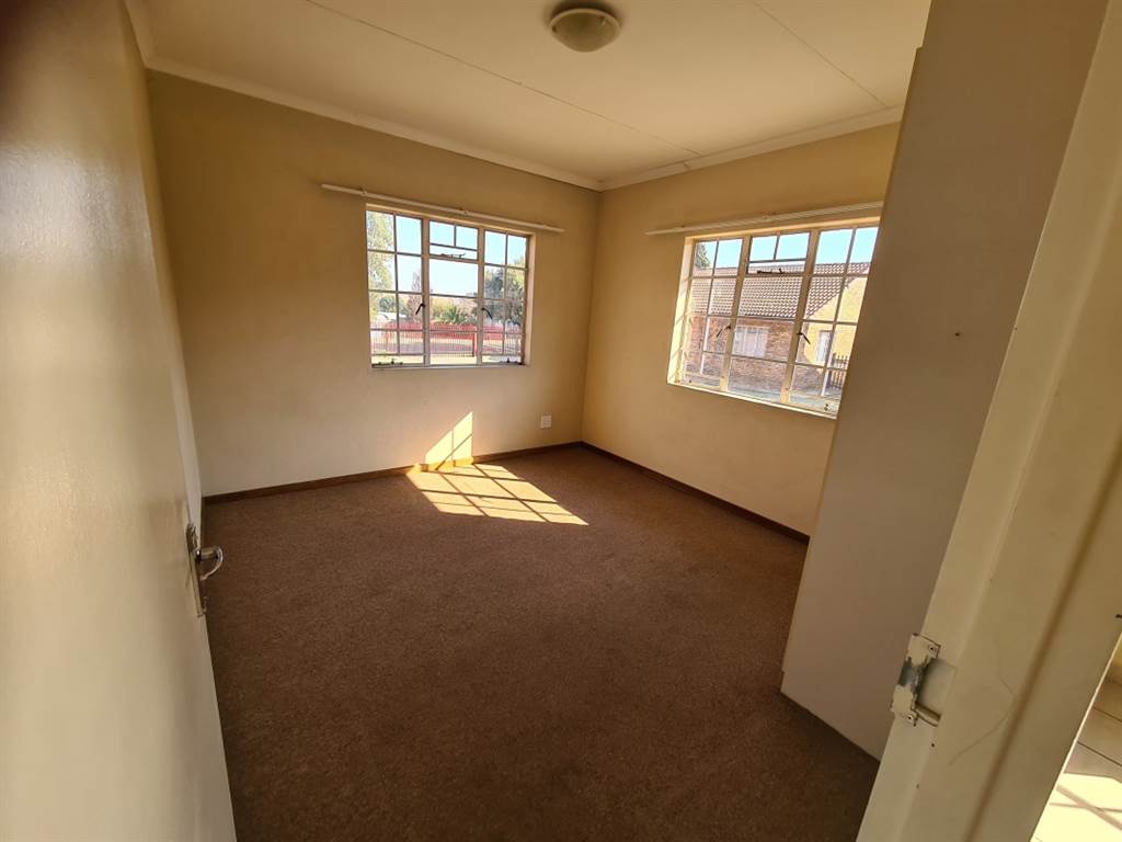 2 Bed Townhouse in Lydenburg photo number 6