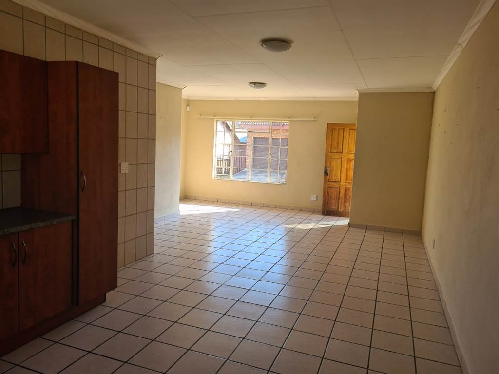 2 Bed Townhouse in Lydenburg photo number 4