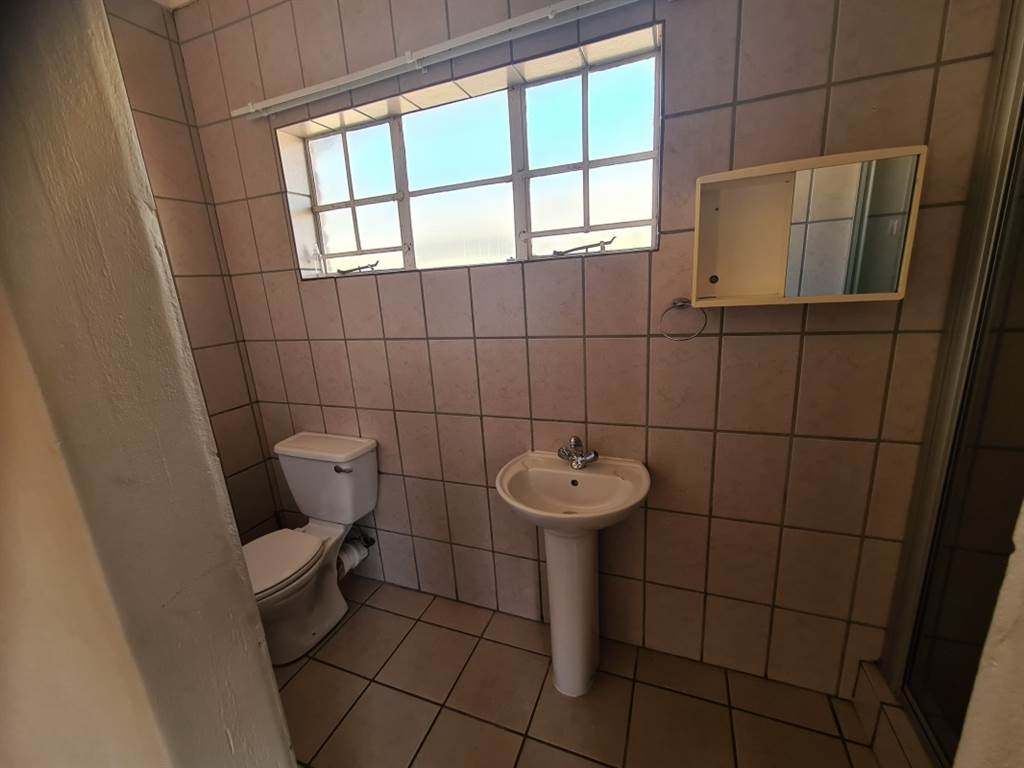 2 Bed Townhouse in Lydenburg photo number 11