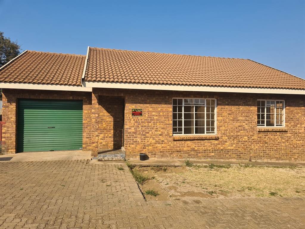 2 Bed Townhouse in Lydenburg photo number 2