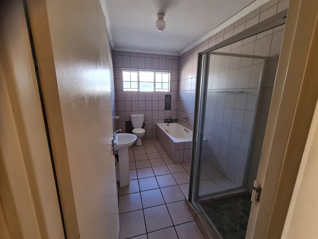 2 Bed Townhouse in Lydenburg photo number 13