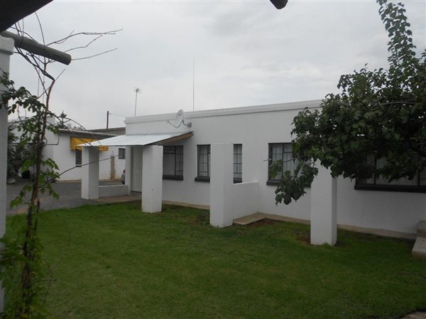11 Bed House in Parys