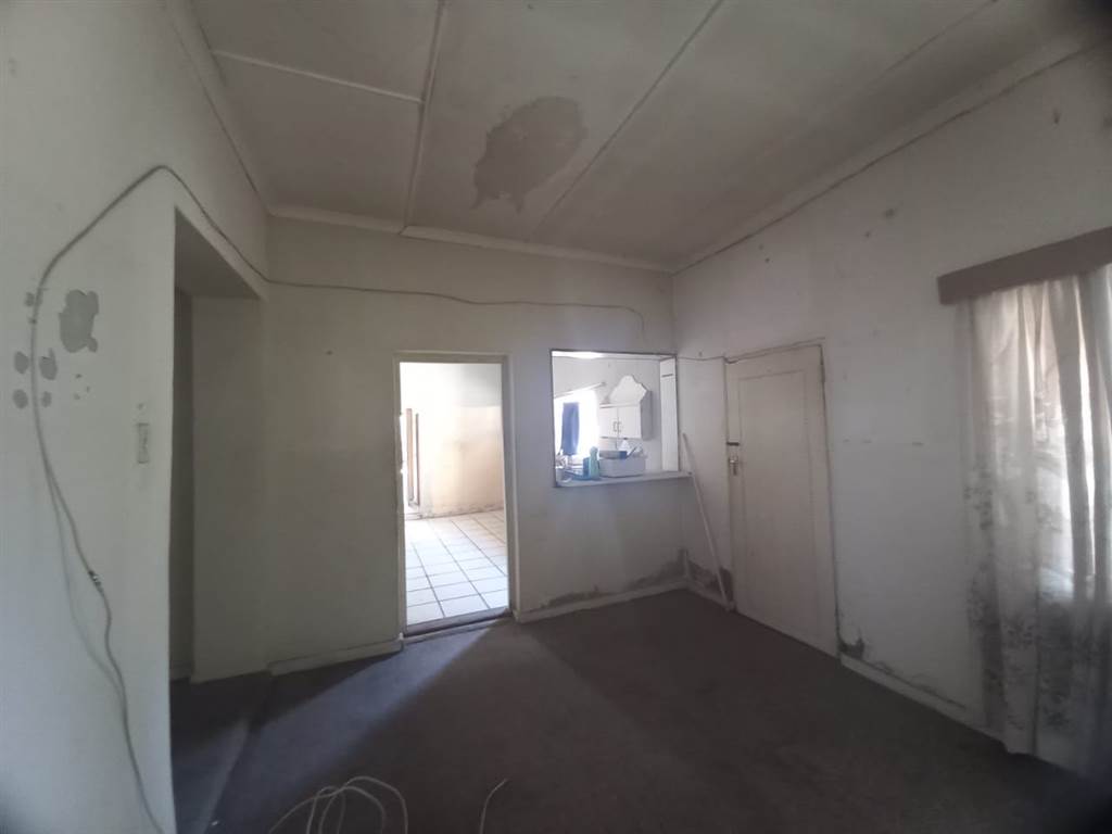 2 Bed House in Beaufort West photo number 11