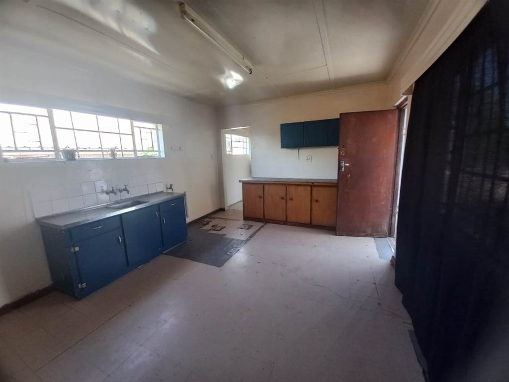 2 Bed House in Beaufort West photo number 8