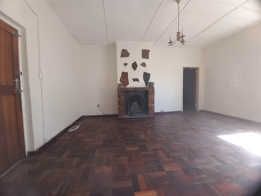 2 Bed House in Beaufort West photo number 5
