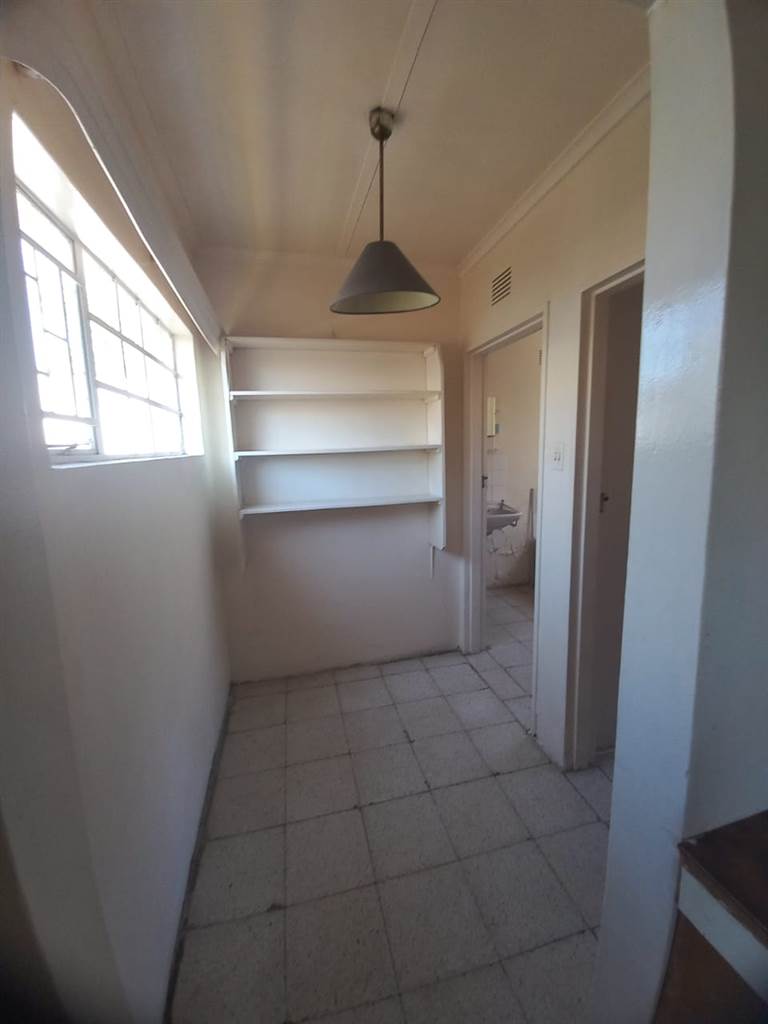 2 Bed House in Beaufort West photo number 9