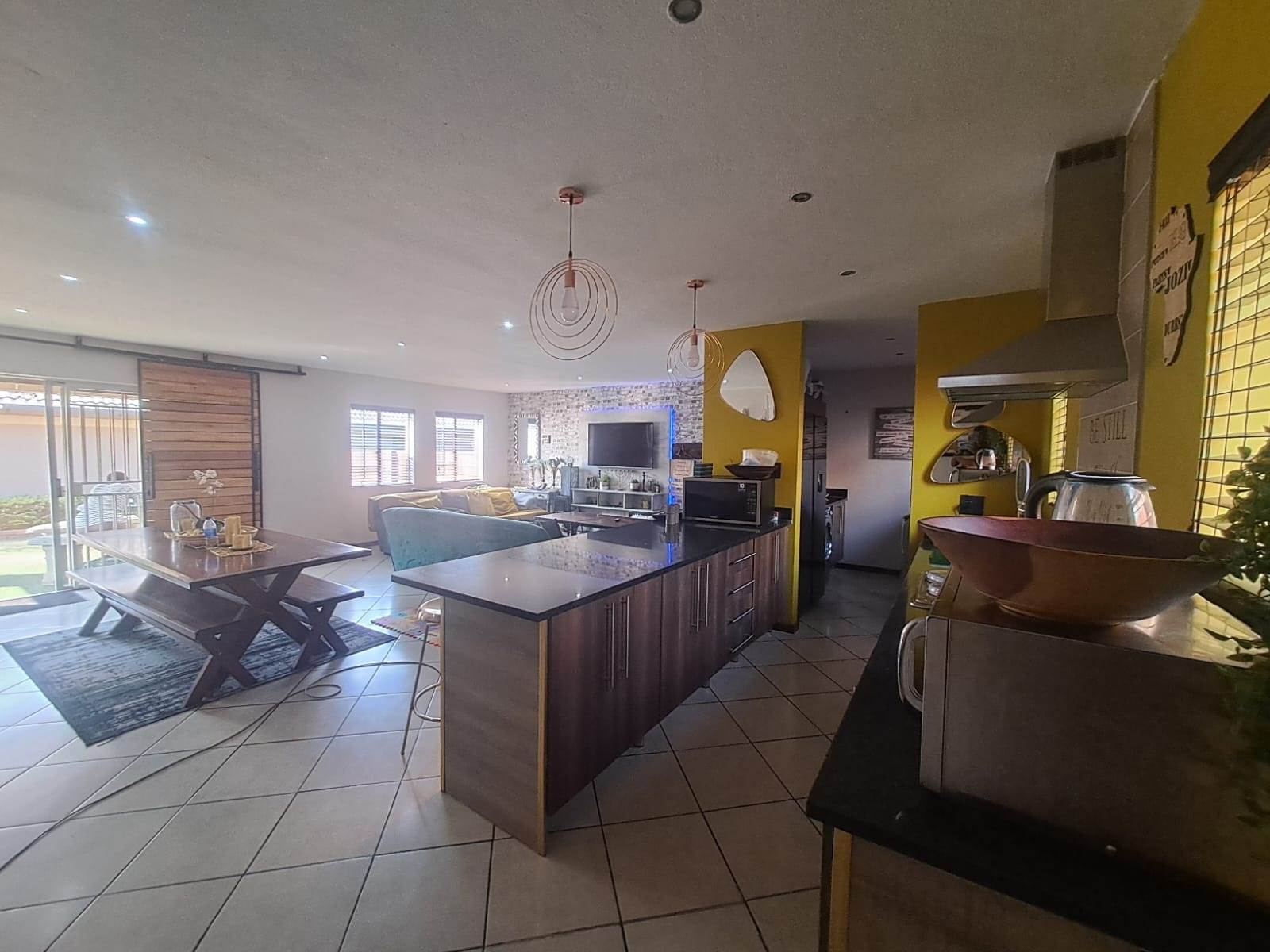 4 Bed Townhouse in Mooikloof Ridge photo number 6