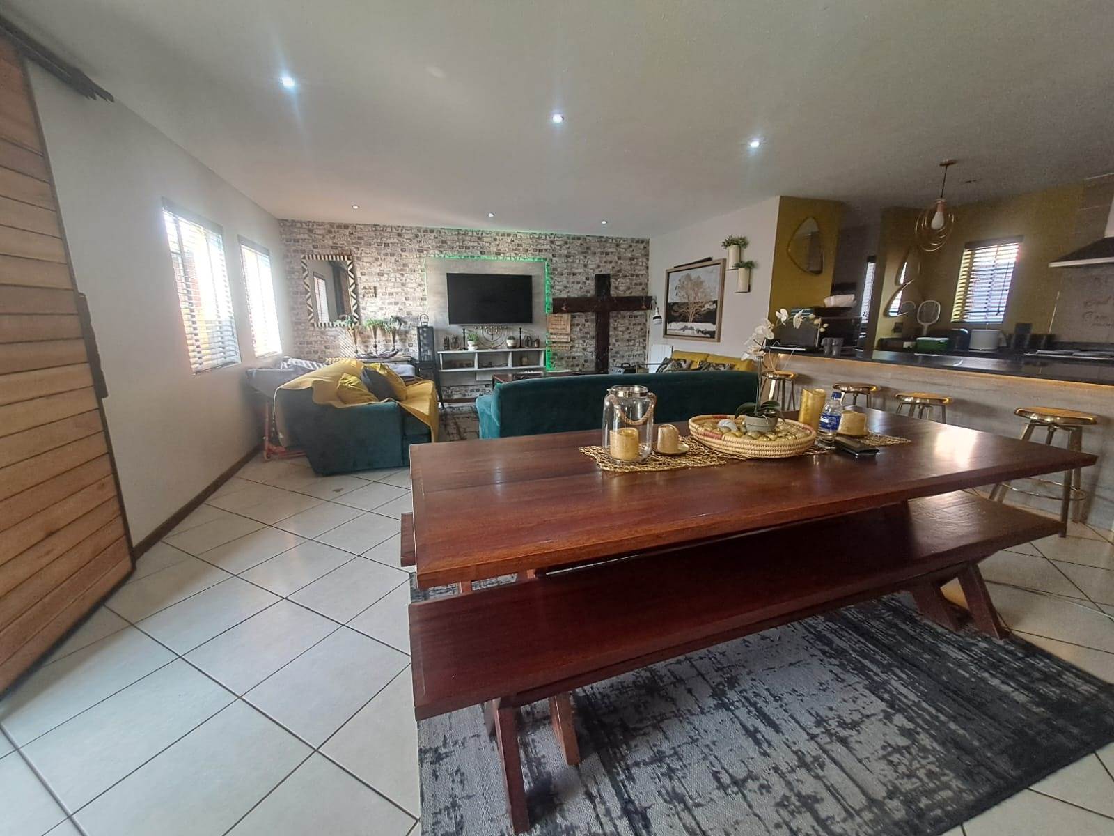 4 Bed Townhouse in Mooikloof Ridge photo number 2