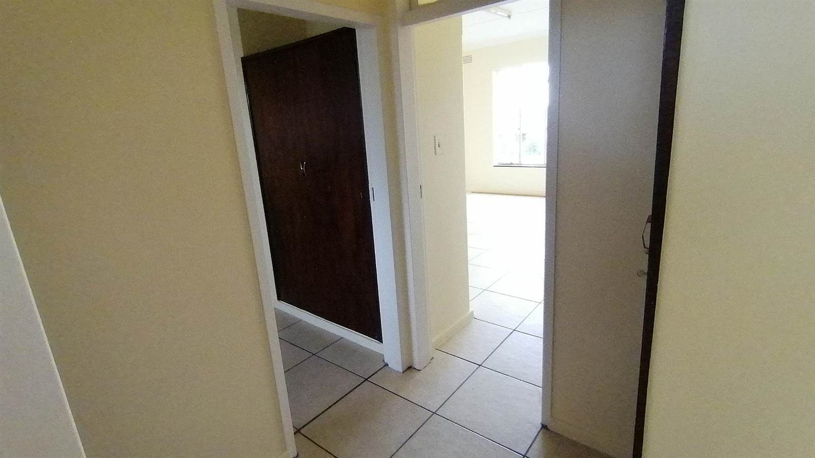 2 Bed Flat in Carletonville photo number 10