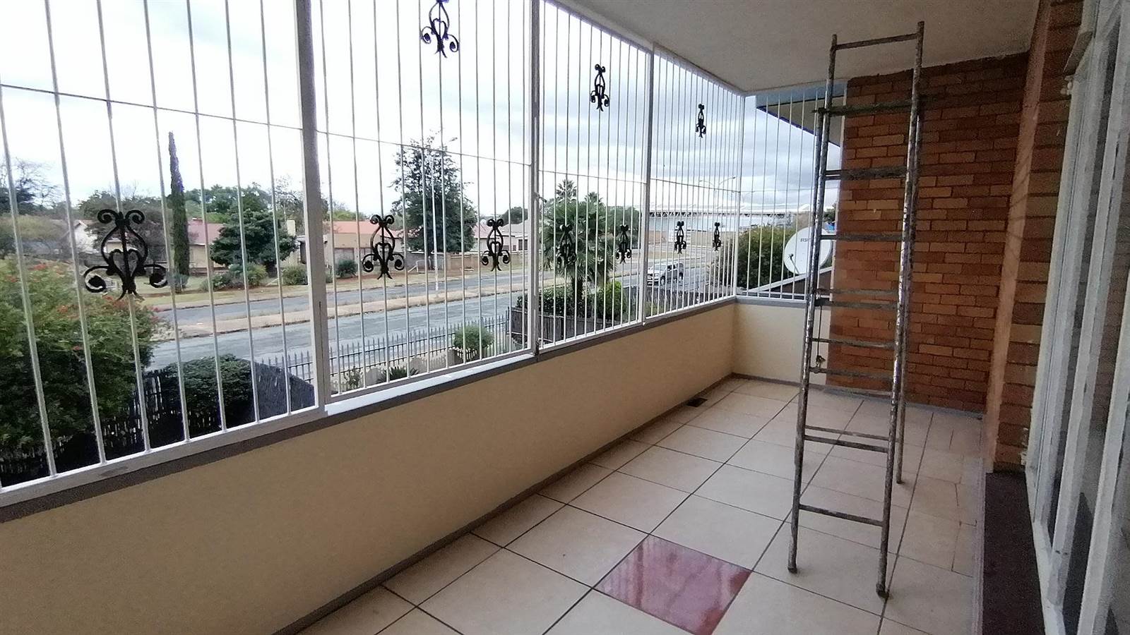 2 Bed Flat in Carletonville photo number 4