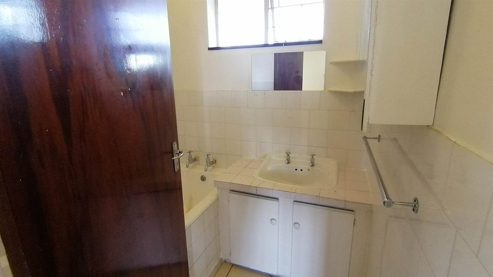 2 Bed Flat in Carletonville photo number 8