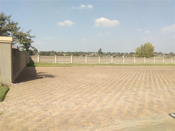 701 m² Land available in Helderwyk
