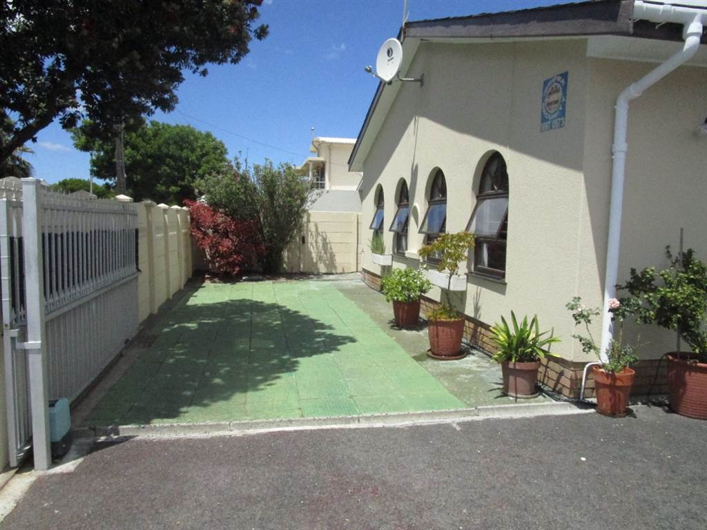 4 Bed House in Rondebosch East photo number 2