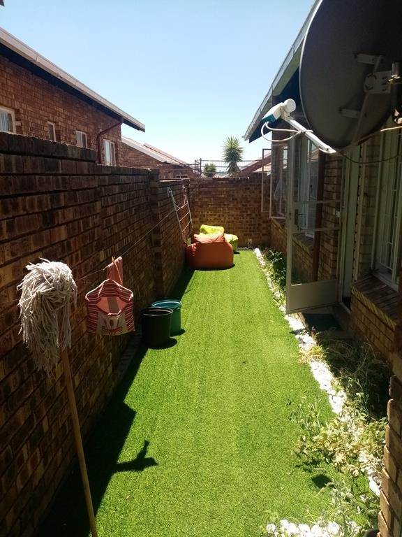 3 Bed Townhouse in Grobler Park photo number 9