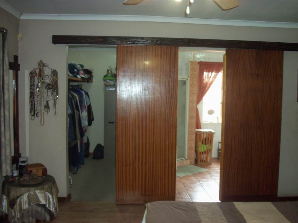 4 Bed House in Aerorand photo number 27