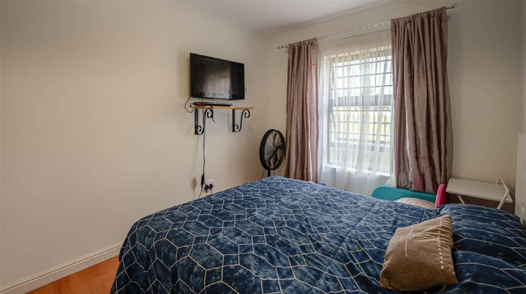 2 Bed Apartment in Fairview Golf Estate photo number 7