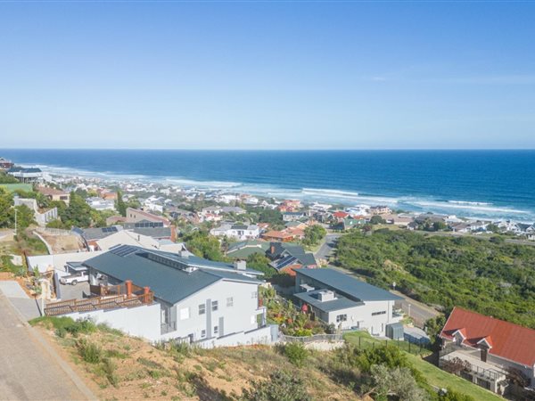 942 m² Land available in Outeniqua Strand