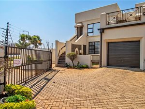 3 Bed Apartment in Kloofendal