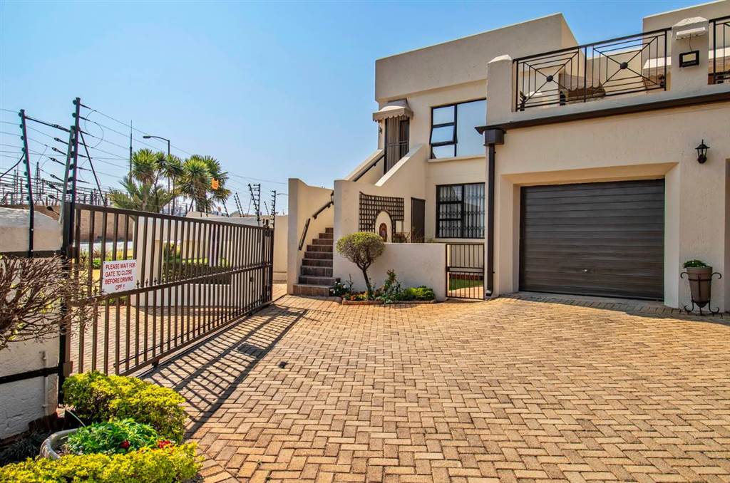 3 Bed Apartment in Kloofendal photo number 12