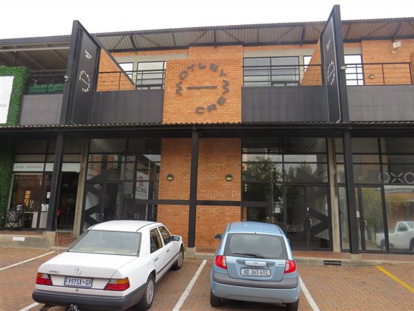 280  m² Commercial space in Pineslopes