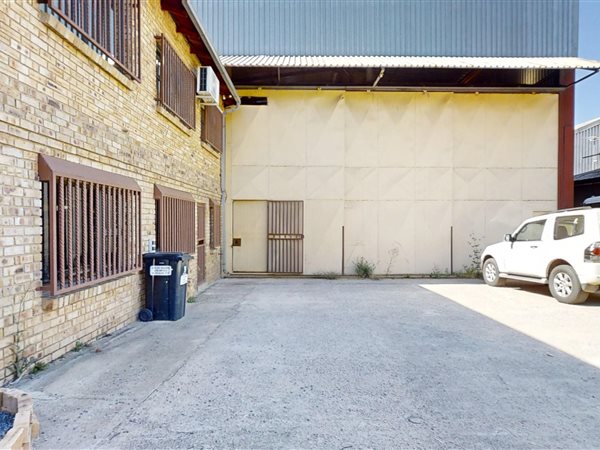 880  m² Commercial space