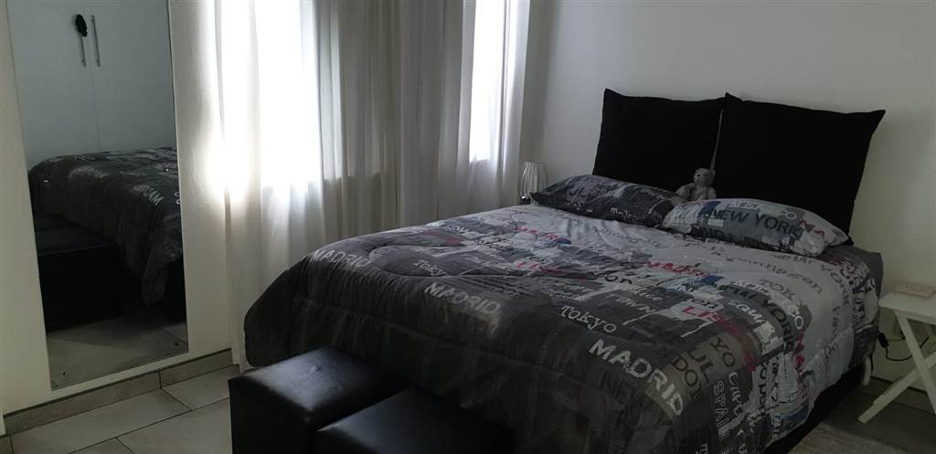 2 Bed Apartment in Amanzimtoti photo number 2